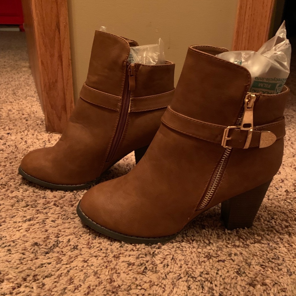 8 1/2 dark tan ankle boots